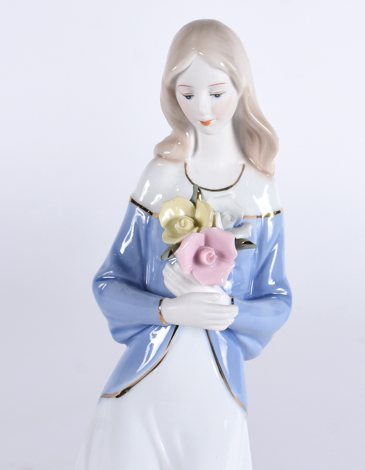 Estatueta de porcelana representando dama com flores. - foto 2 de 4