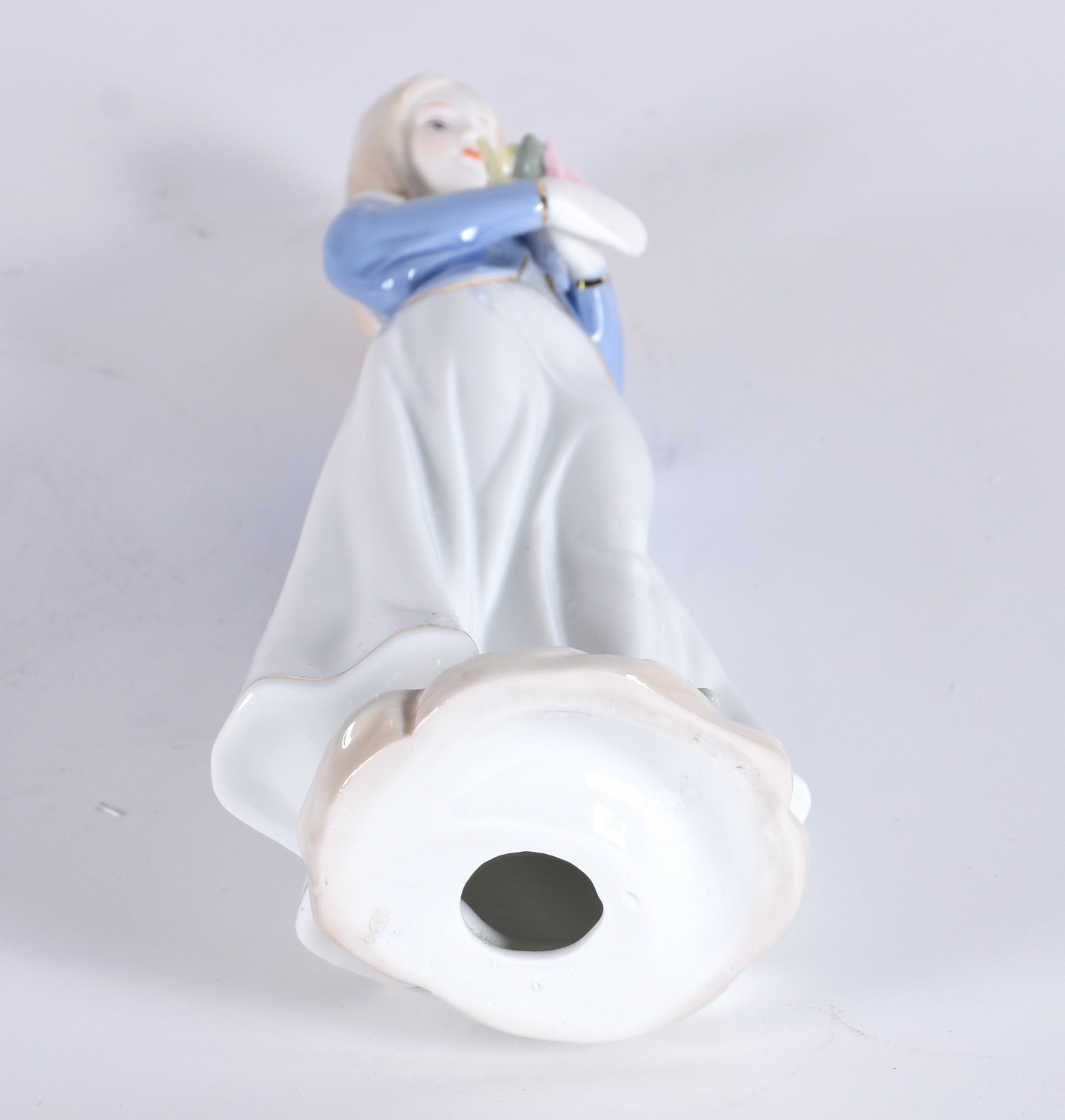 Estatueta de porcelana representando dama com flores. - foto 4 de 4
