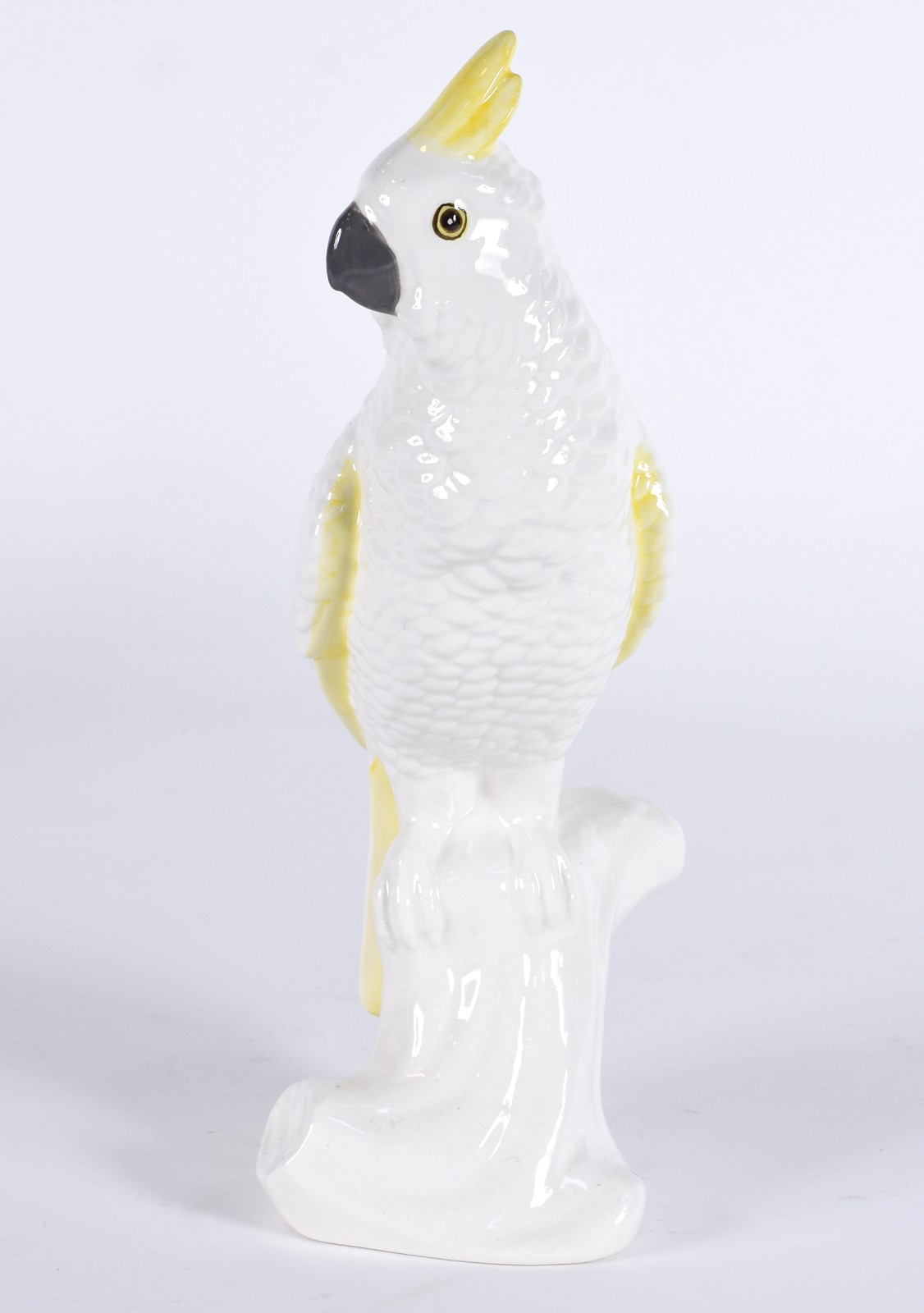 Escultura de cerâmica representando cacatua branca com bico amarelo. - foto 1 de 4