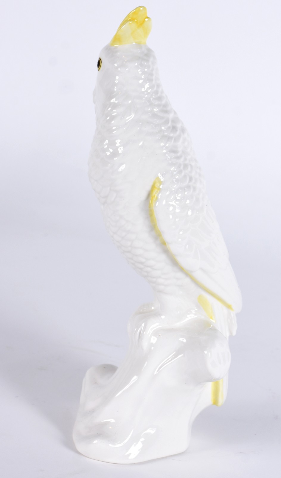 Escultura de cerâmica representando cacatua branca com bico amarelo. - foto 3 de 4