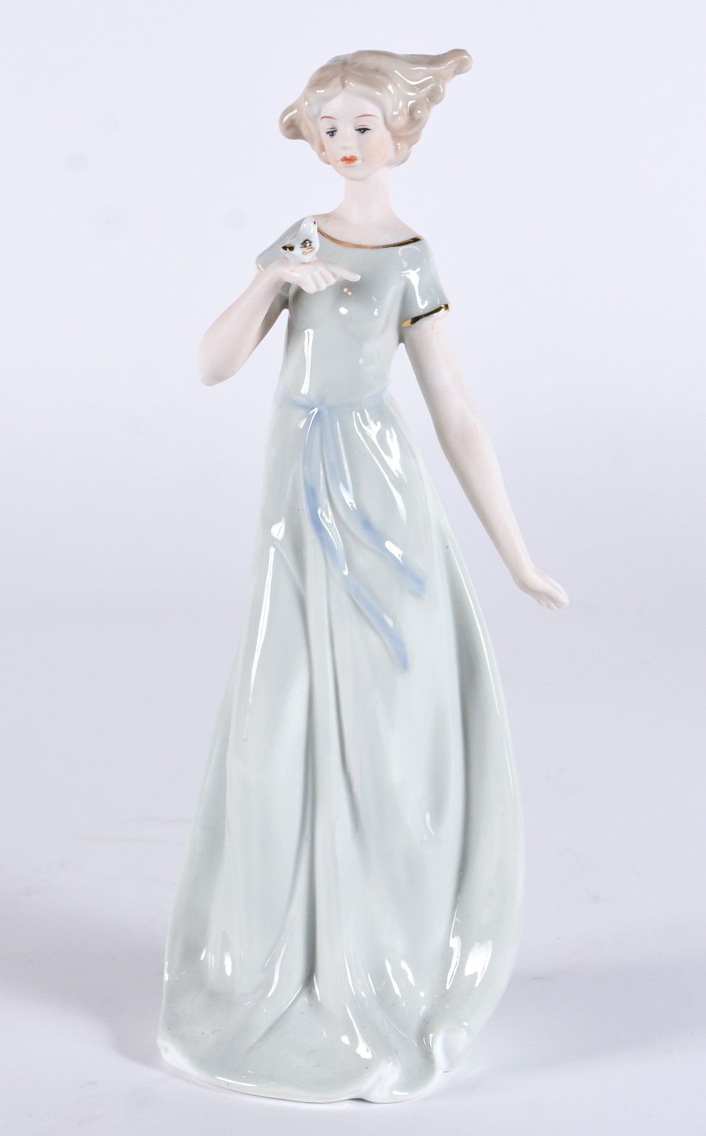 Estatueta de porcelana representando dama com pássaro na mão. - foto 1 de 4