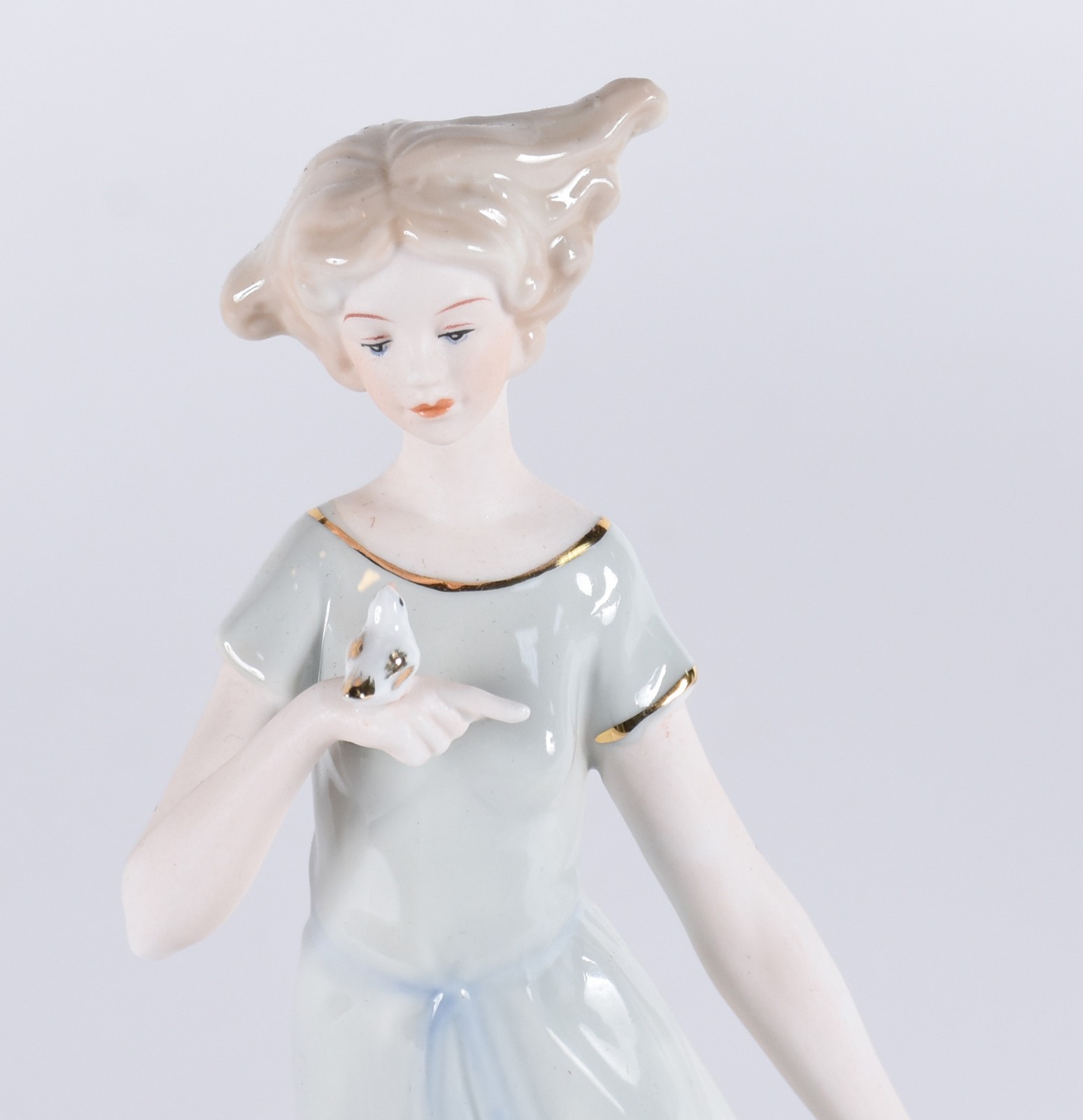 Estatueta de porcelana representando dama com pássaro na mão. - foto 2 de 4
