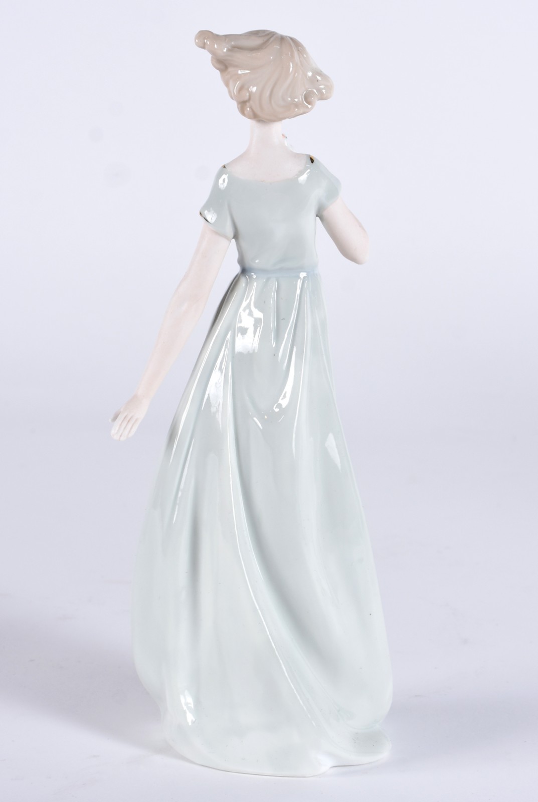 Estatueta de porcelana representando dama com pássaro na mão. - foto 3 de 4
