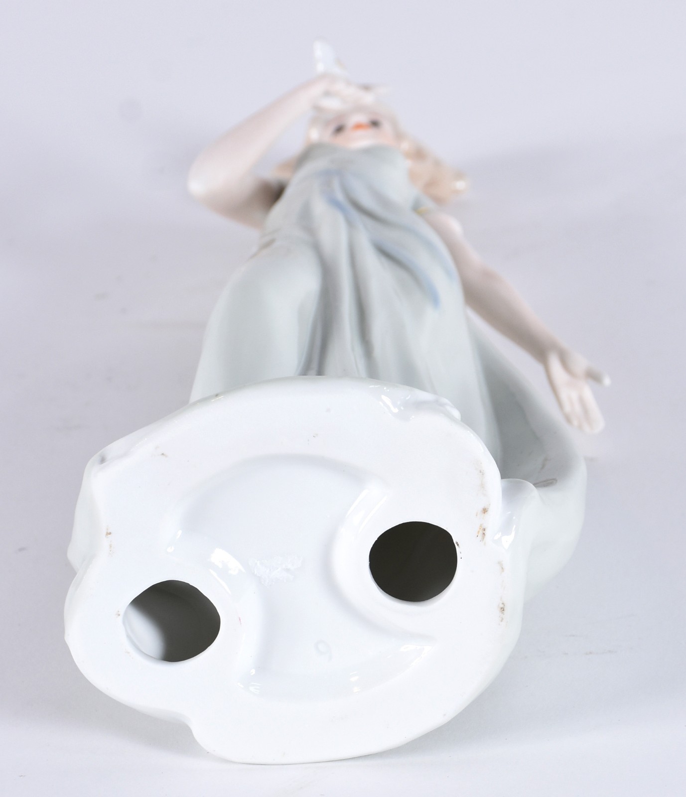 Estatueta de porcelana representando dama com pássaro na mão. - foto 4 de 4