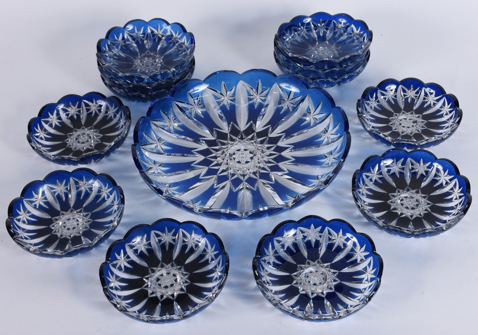Conjunto de prato grande e 12 pratinhos para sobremesa de cristal... - foto 1 de 5
