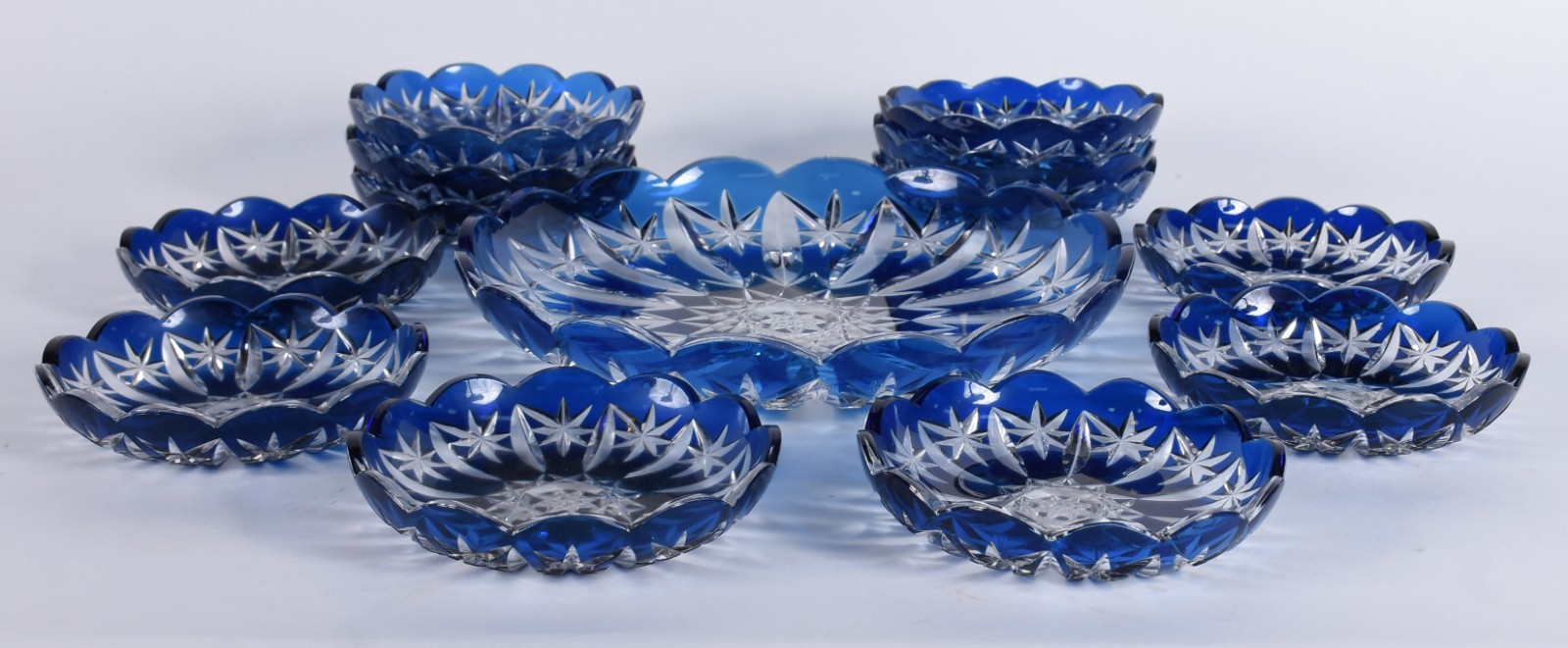 Conjunto de prato grande e 12 pratinhos para sobremesa de cristal... - foto 2 de 5