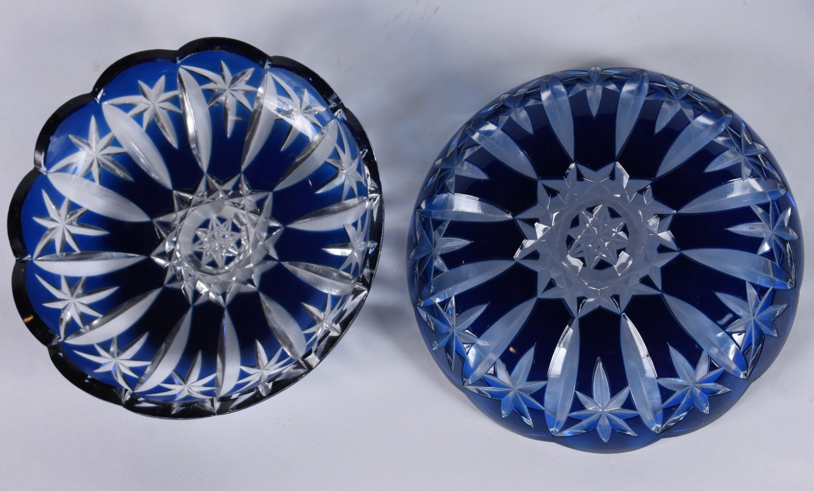 Conjunto de prato grande e 12 pratinhos para sobremesa de cristal... - foto 3 de 5