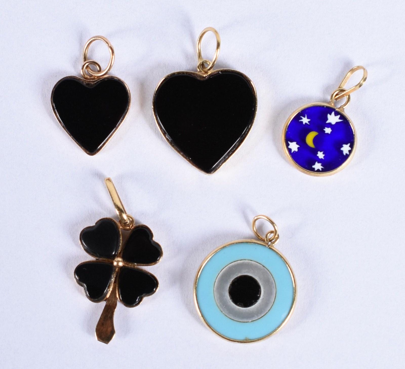 Lote com 5 pingentes de ouro 18k contraste 750, sendo: trevo, 2... - foto 1 de 3