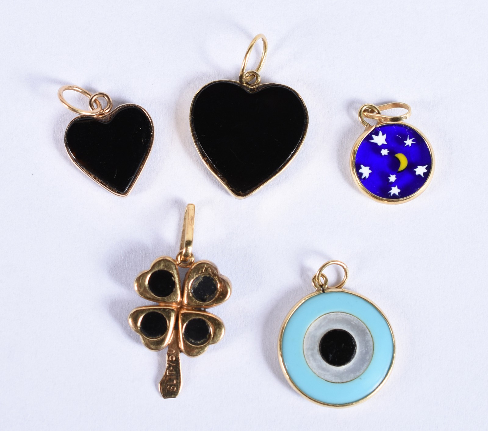 Lote com 5 pingentes de ouro 18k contraste 750, sendo: trevo, 2... - foto 2 de 3