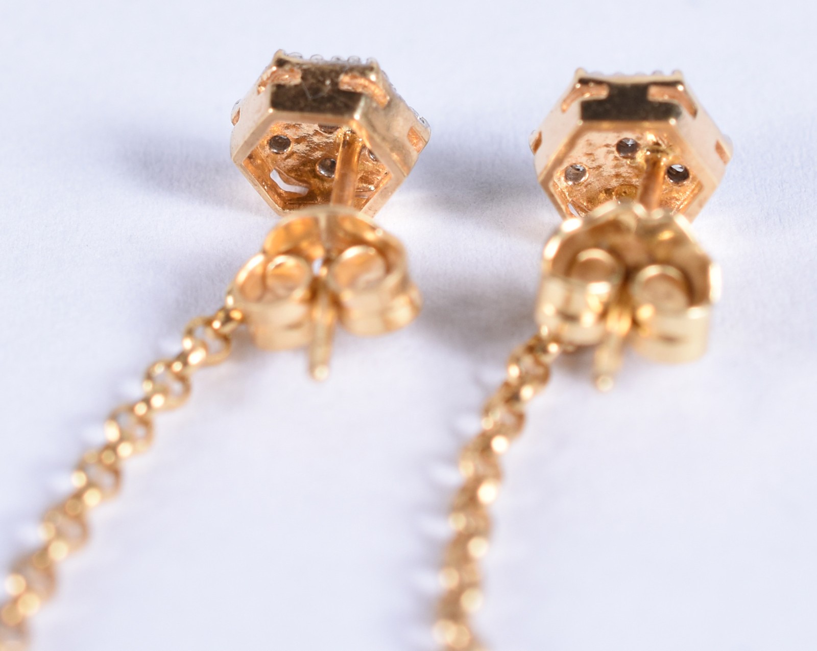 Par de brincos em ouro 18k contraste 750 feitio sextavado em dois... - foto 3 de 3