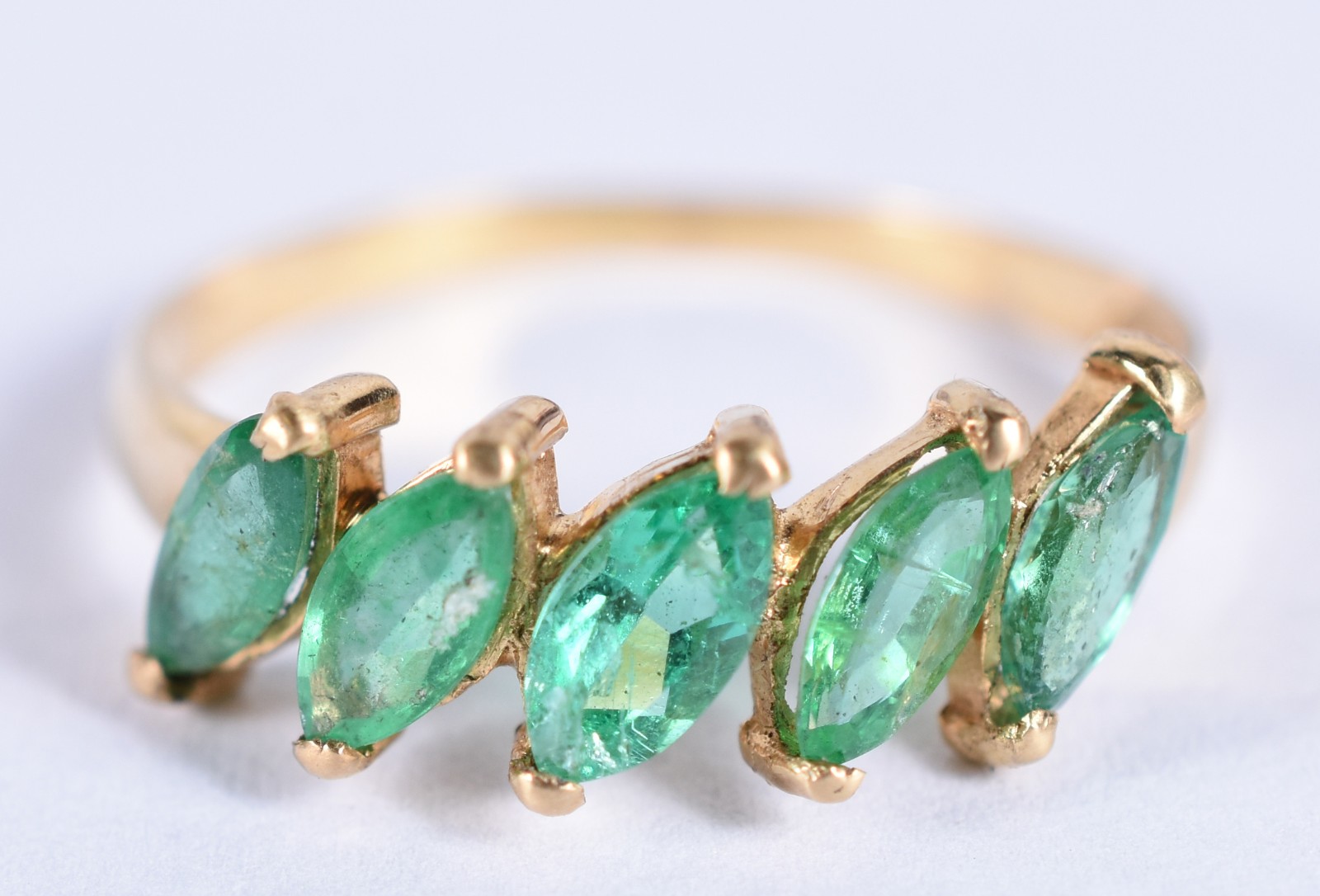 Anel em ouro 18k contraste 750, apresenta 5 navetes de esmeraldas... - foto 1 de 4