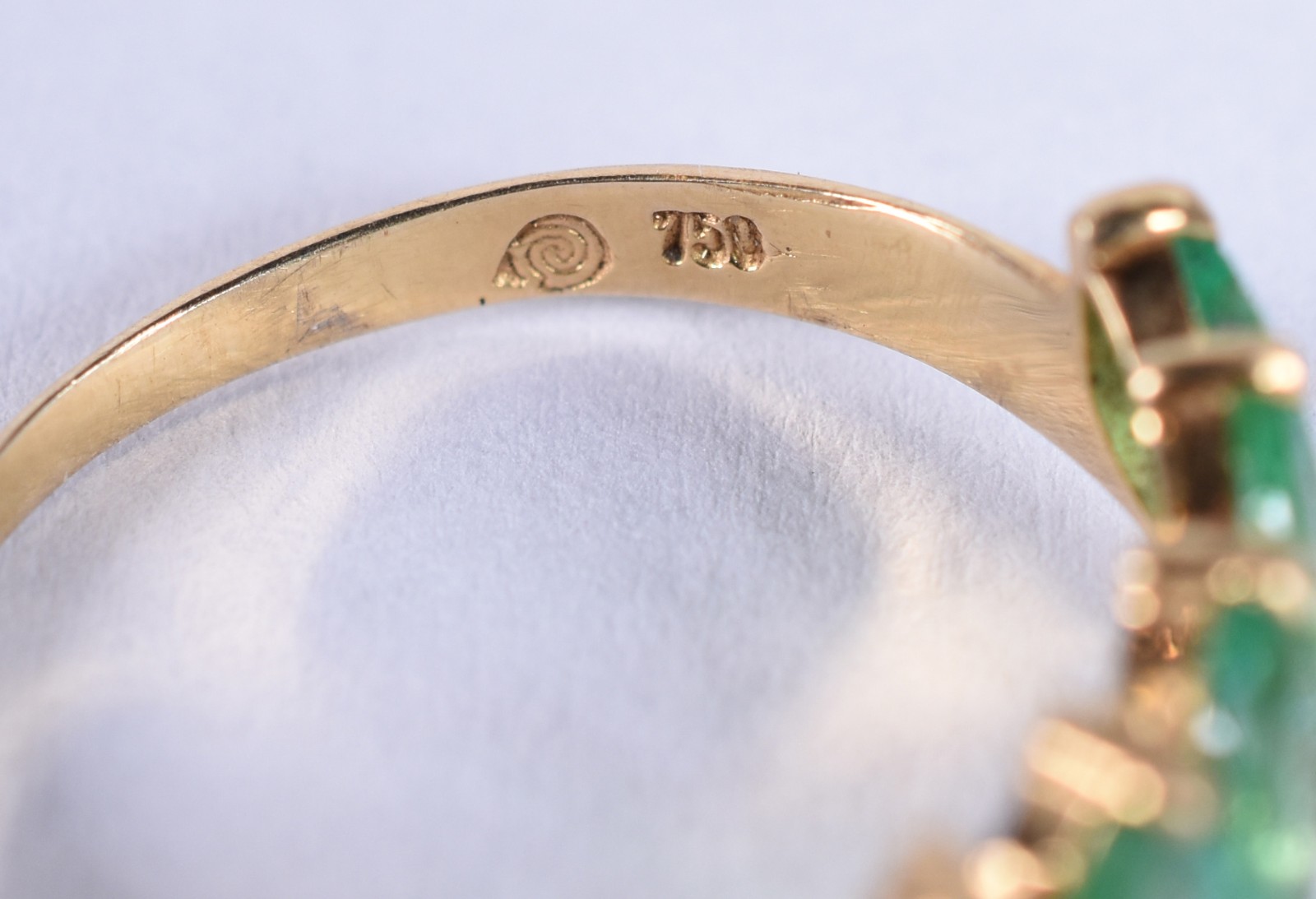 Anel em ouro 18k contraste 750, apresenta 5 navetes de esmeraldas... - foto 4 de 4