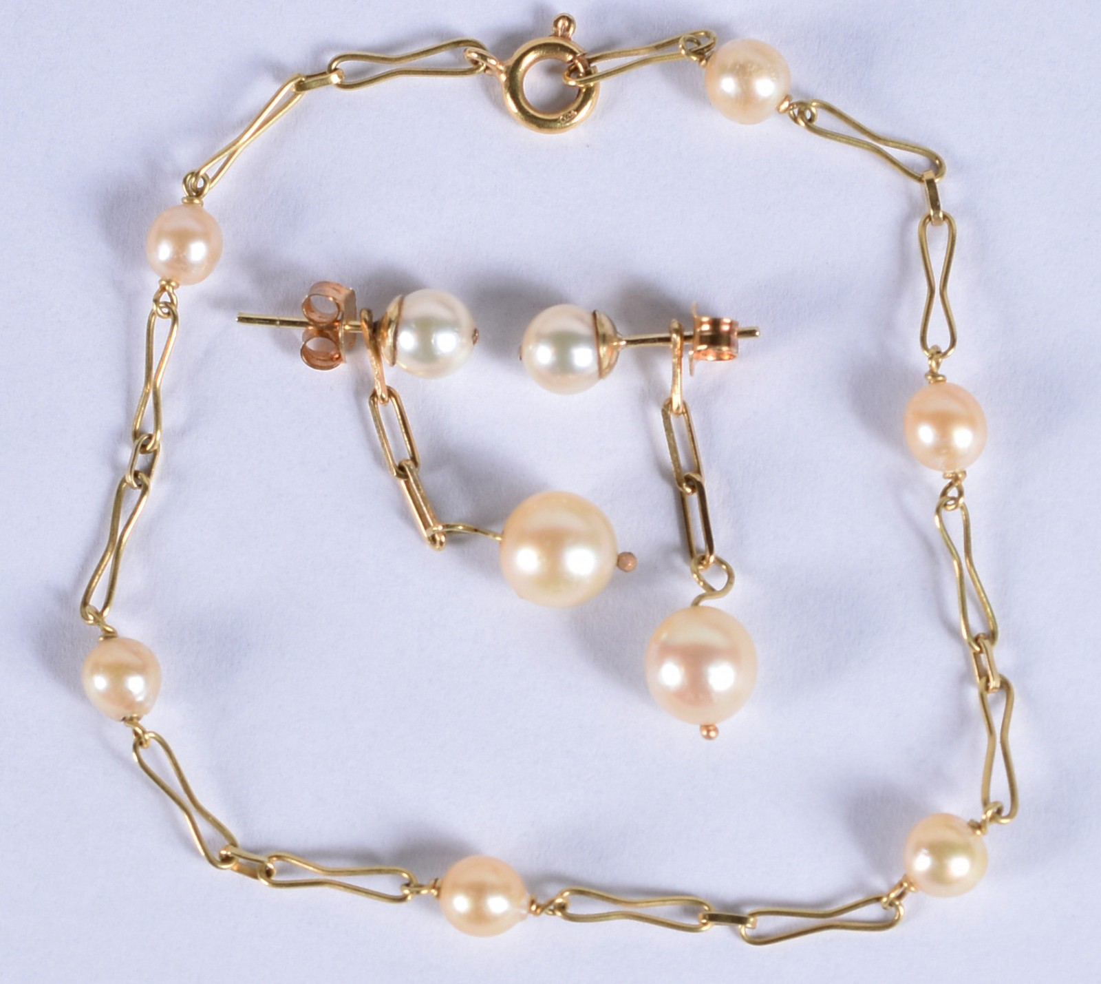 Conjunto composto de: pulseira com 6 perolas e par de brincos em ouro... - foto 1 de 4