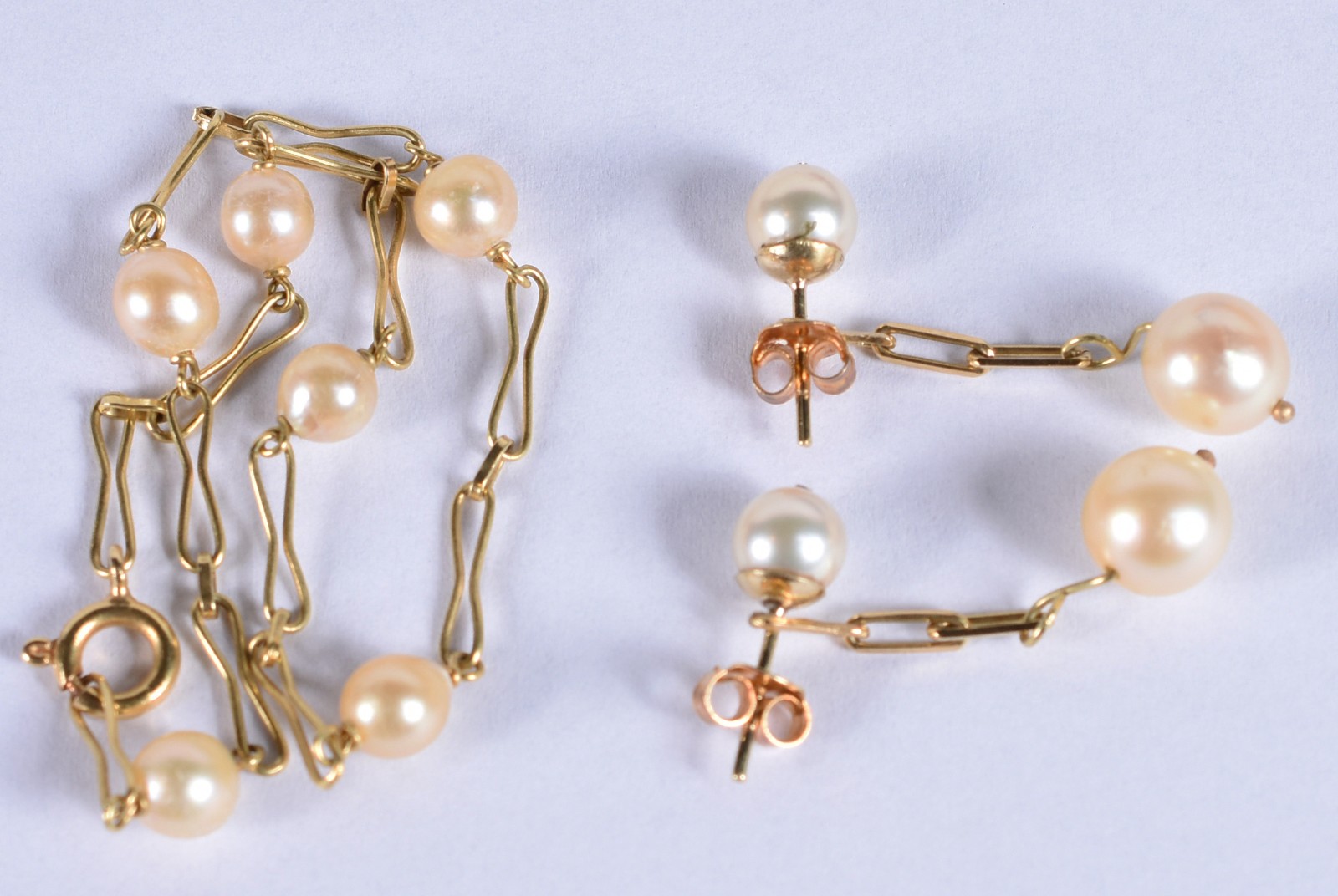 Conjunto composto de: pulseira com 6 perolas e par de brincos em ouro... - foto 2 de 4