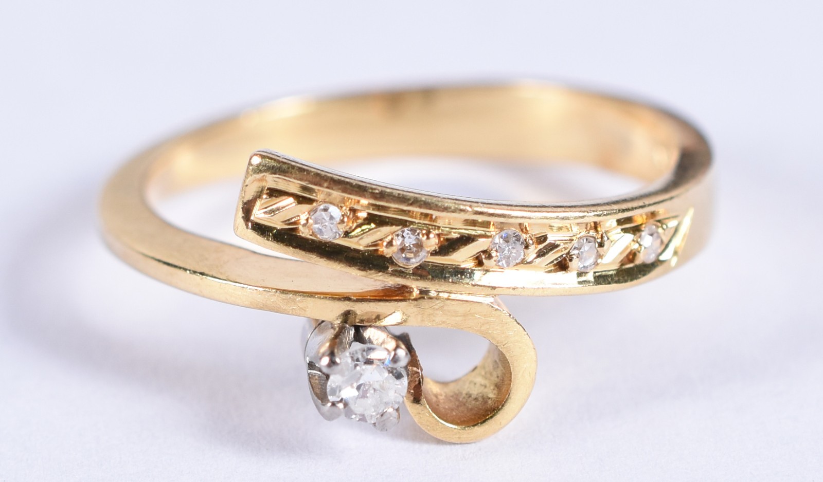 anel em ouro 18k contrastado com 5 diamantes laterais e um diamante... - foto 1 de 4