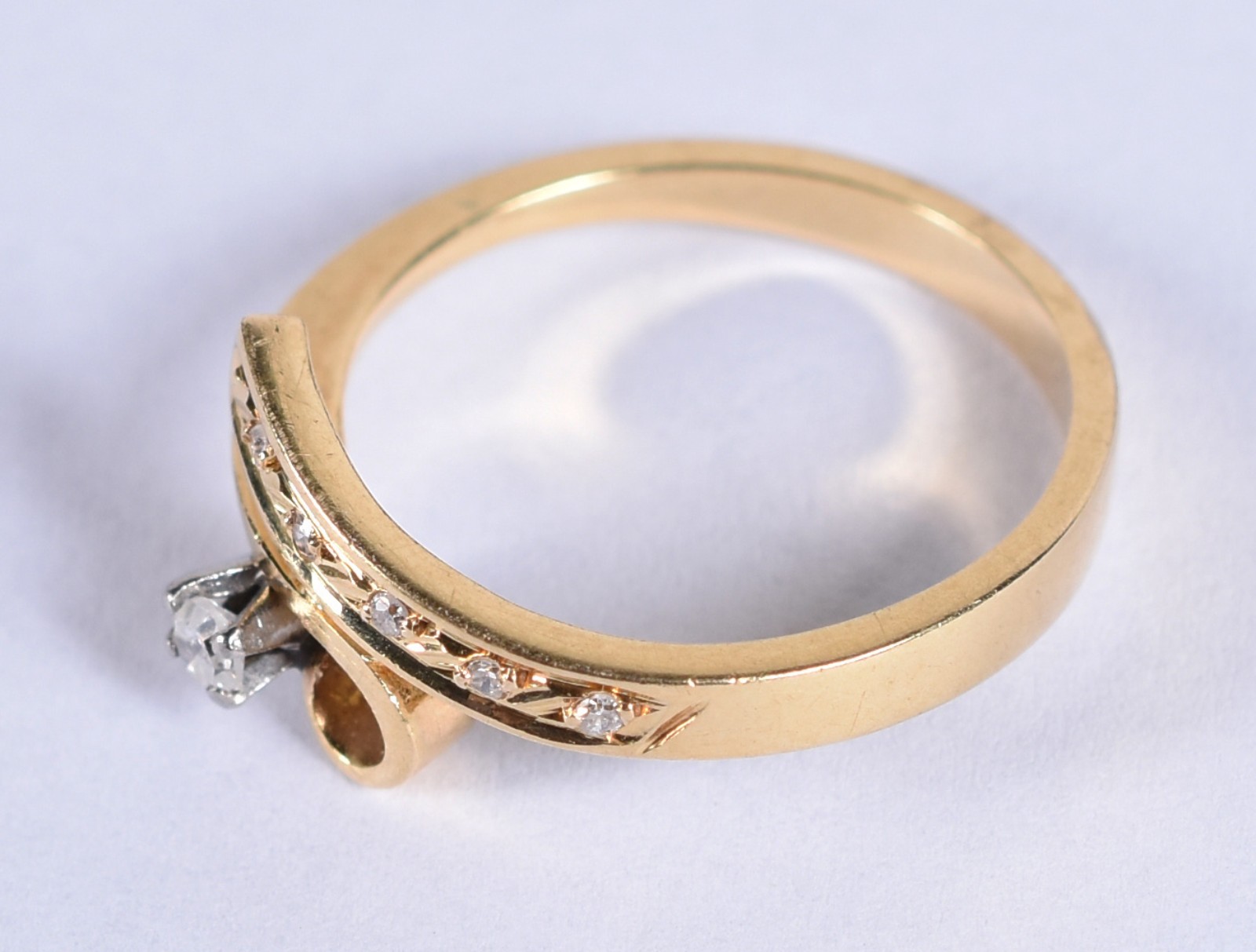 anel em ouro 18k contrastado com 5 diamantes laterais e um diamante... - foto 2 de 4