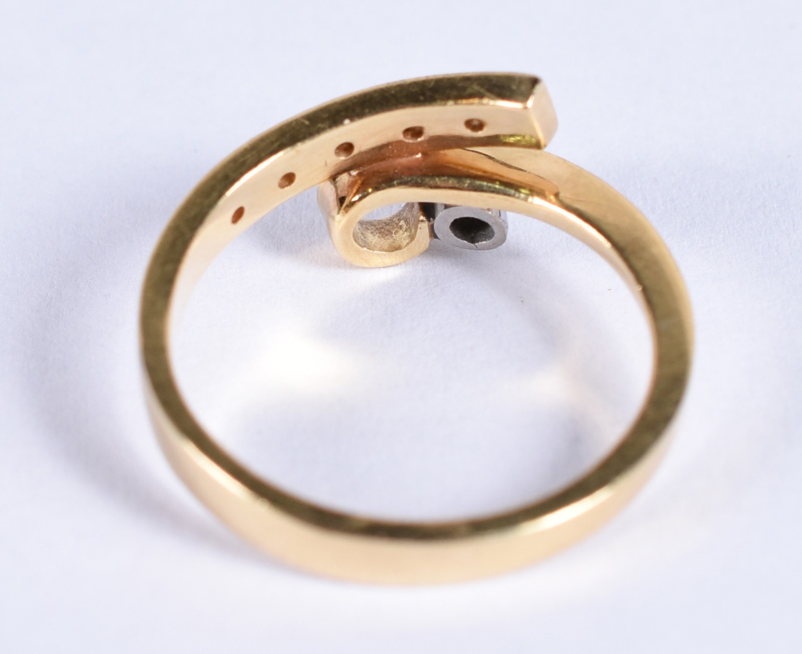 anel em ouro 18k contrastado com 5 diamantes laterais e um diamante... - foto 3 de 4