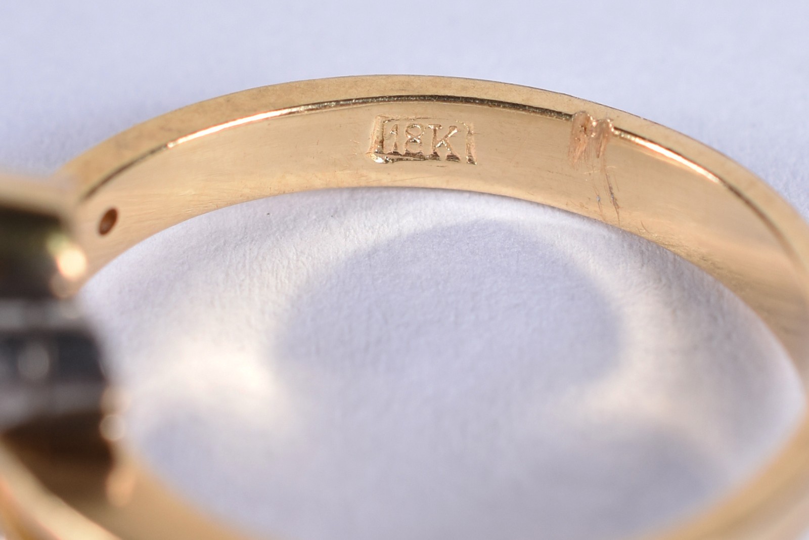 anel em ouro 18k contrastado com 5 diamantes laterais e um diamante... - foto 4 de 4