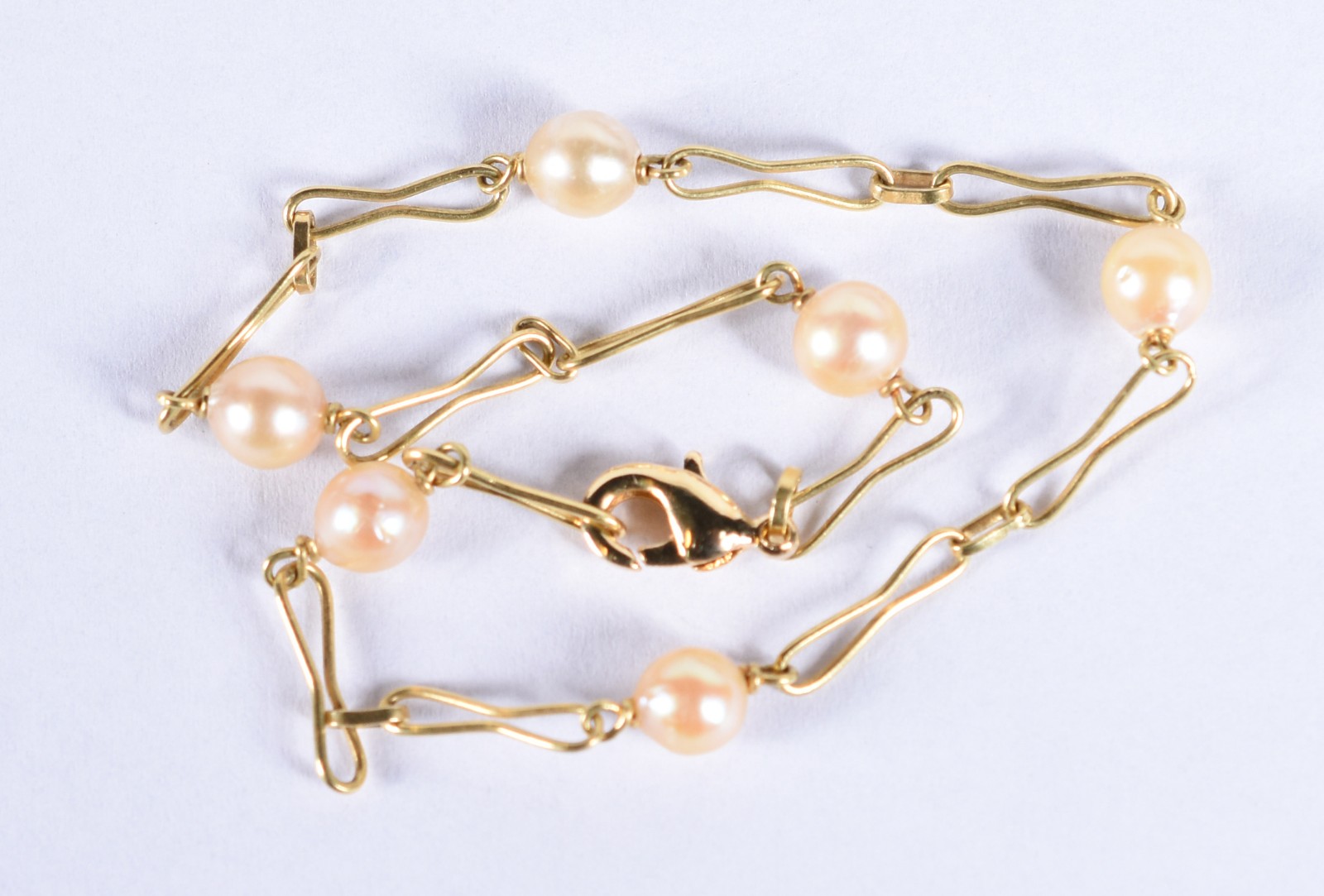 Pulseira em ouro 18k com 6 perolas em élos feitio oito com fecho... - foto 2 de 3