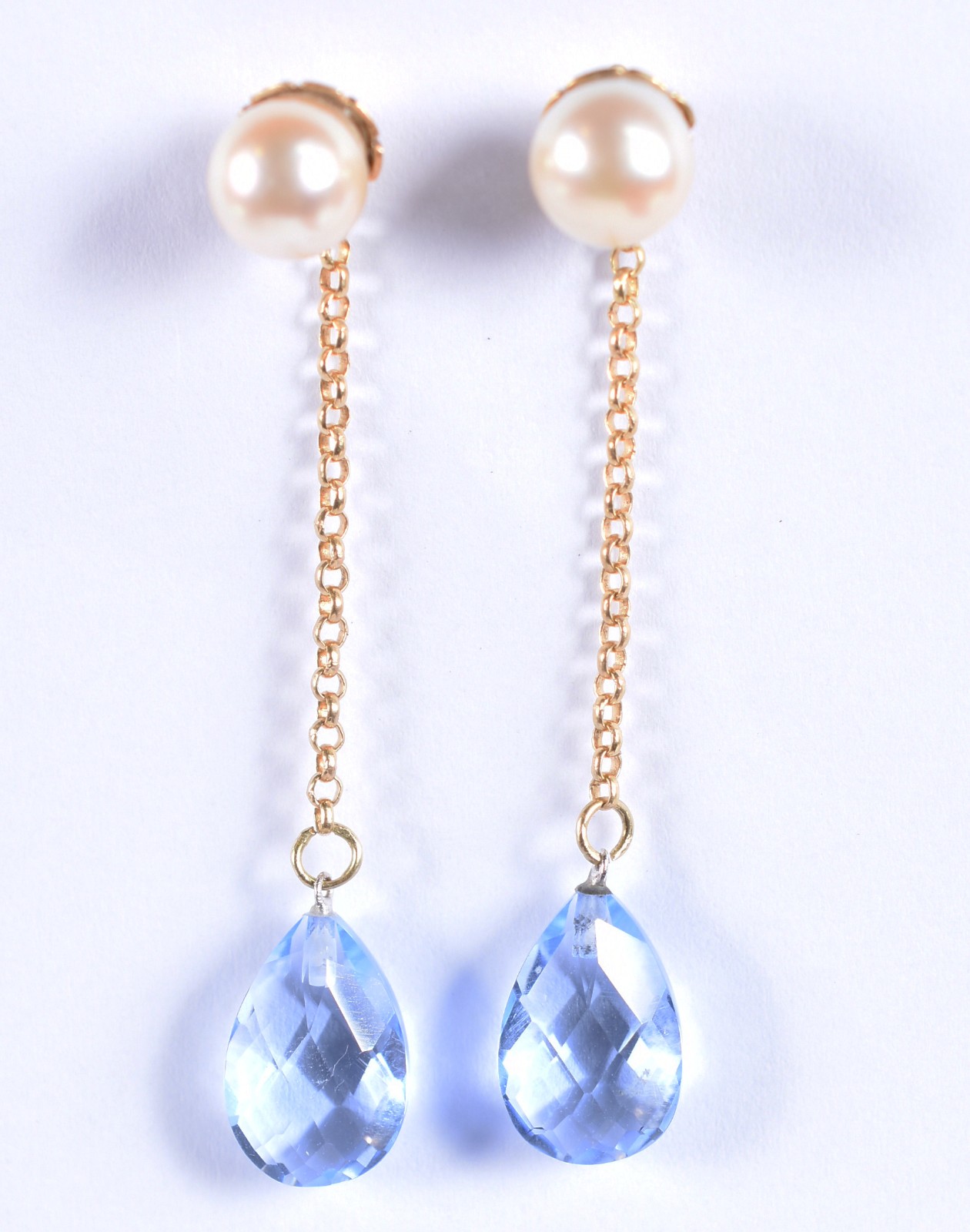 Brinco em ouro 18k com perola e correntinha com uma gota de topázio... - foto 2 de 3