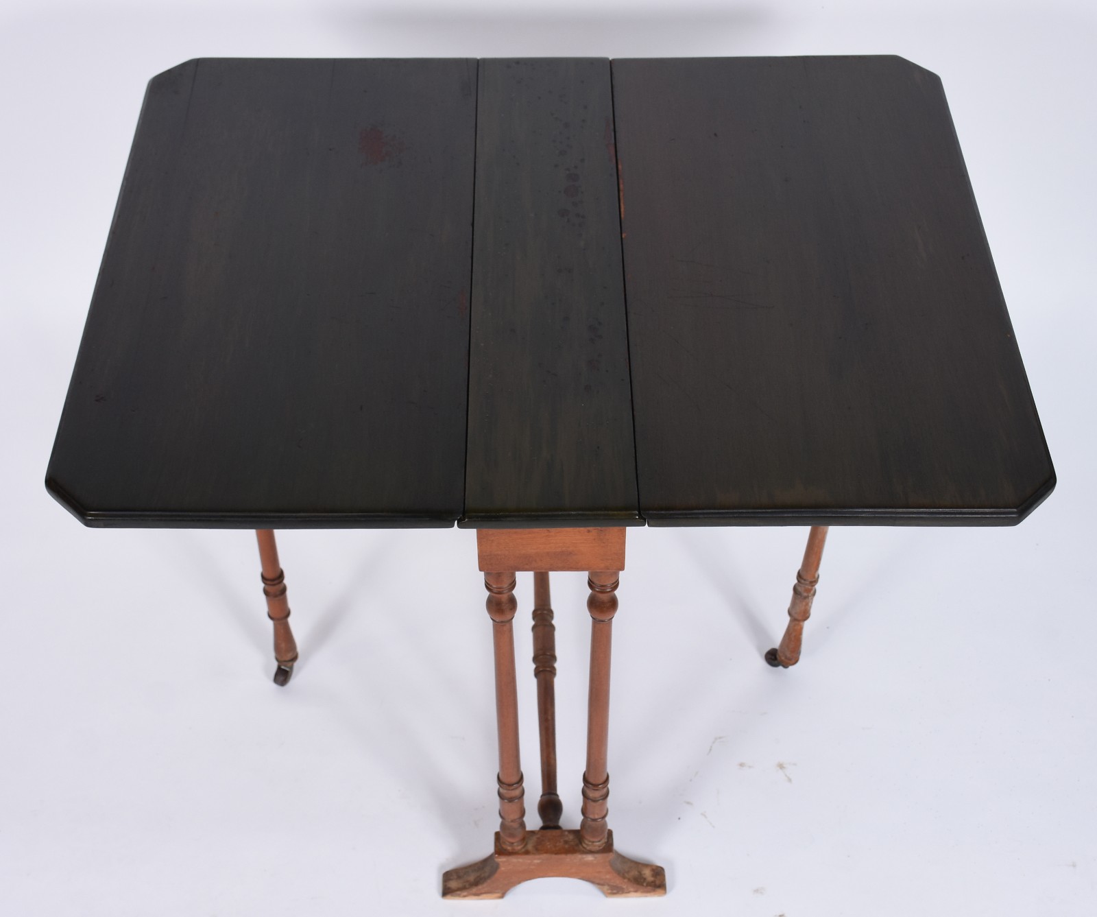 Mesa inglesa de madeira nobre, com abas, sobre rodízios. - foto 4 de 5