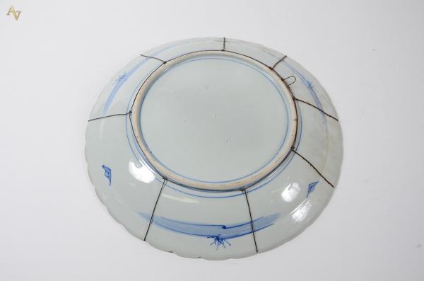 Medalhão oriental de porcelana azul e branca. Diâmetro 40 cm. - foto 2 de 2