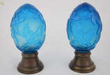 RAVAGNANI - Par de pinhas  de pasta de vidro az... - RAVAGNANI - Par de pinhas  de pasta de vidro azul turquesa com passaros e flores, base de metal. Altura total 20 cm.