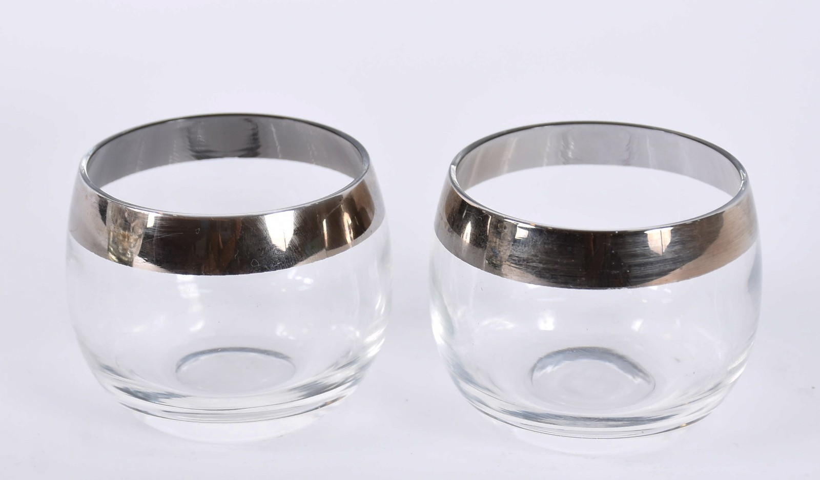 Conjunto de saladeira com 10 bowls, bordas com frisos prateados. - foto 4 de 4