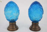 RAVAGNANI - Par de pinhas  de pasta de vidro az... - RAVAGNANI - Par de pinhas  de pasta de vidro azul turquesa com passaros e flores, base de metal. Altura total 20 cm.