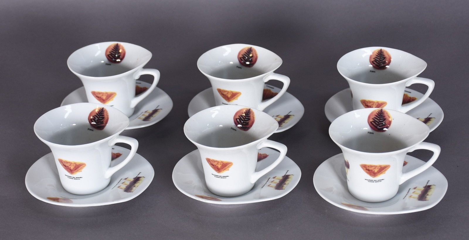Seis xícaras de porcelana para café com pires. - foto 1 de 5