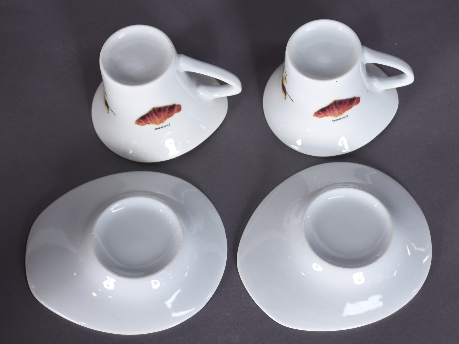 Seis xícaras de porcelana para café com pires. - foto 4 de 5