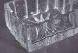 Quatro peças diversas de cristal, sendo refresq... - Quatro peças diversas de cristal, sendo refresqueira com alça e bocal de metal, bomboniere, garrafa com base redonda e caixa para cigarros com t...