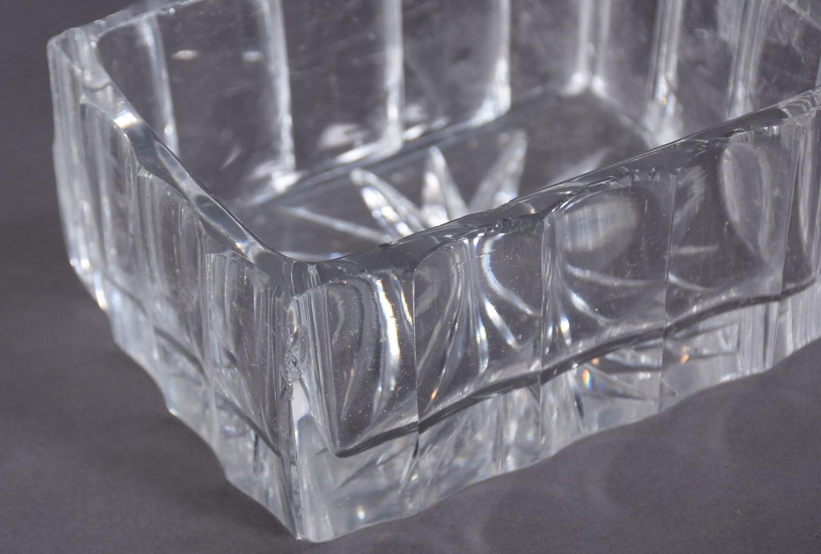 Quatro peças diversas de cristal, sendo refresqueira com alça e bocal... - foto 5 de 6