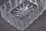 Quatro peças diversas de cristal, sendo refresq... - Quatro peças diversas de cristal, sendo refresqueira com alça e bocal de metal, bomboniere, garrafa com base redonda e caixa para cigarros com t...