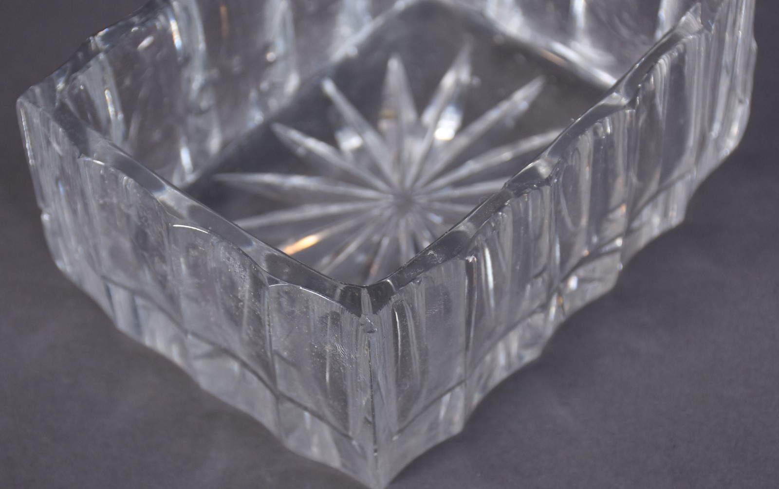 Quatro peças diversas de cristal, sendo refresqueira com alça e bocal... - foto 6 de 6