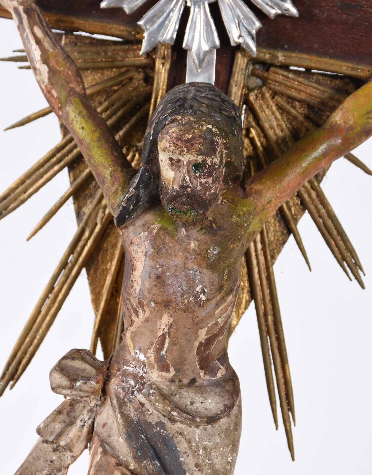 Antigo crucifixo de madeira com realces dourados e figura de Cristo... - foto 3 de 7