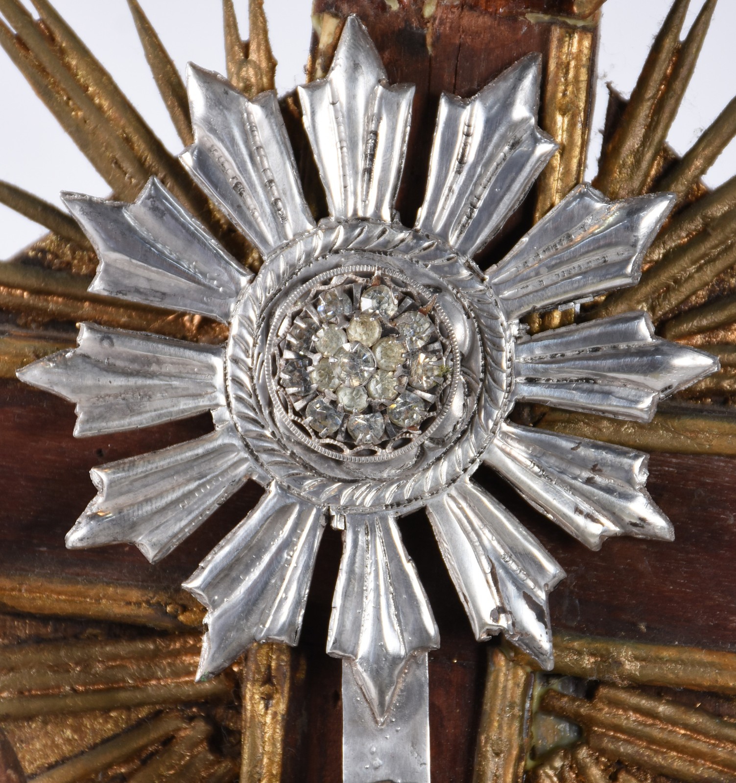 Antigo crucifixo de madeira com realces dourados e figura de Cristo... - foto 4 de 7