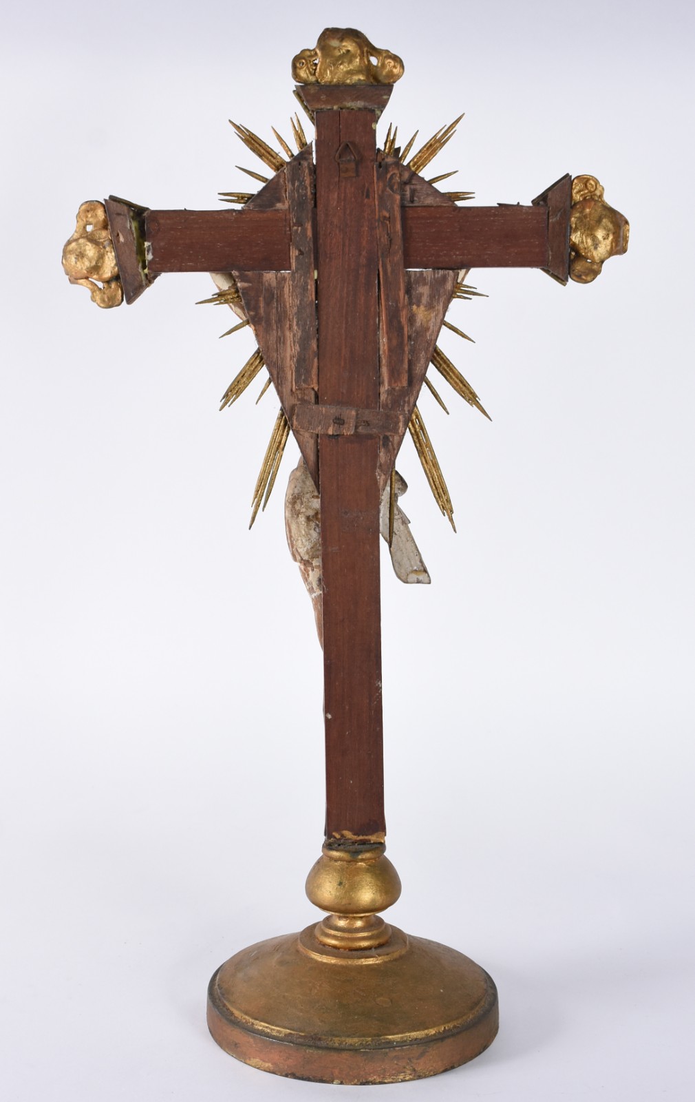 Antigo crucifixo de madeira com realces dourados e figura de Cristo... - foto 5 de 7