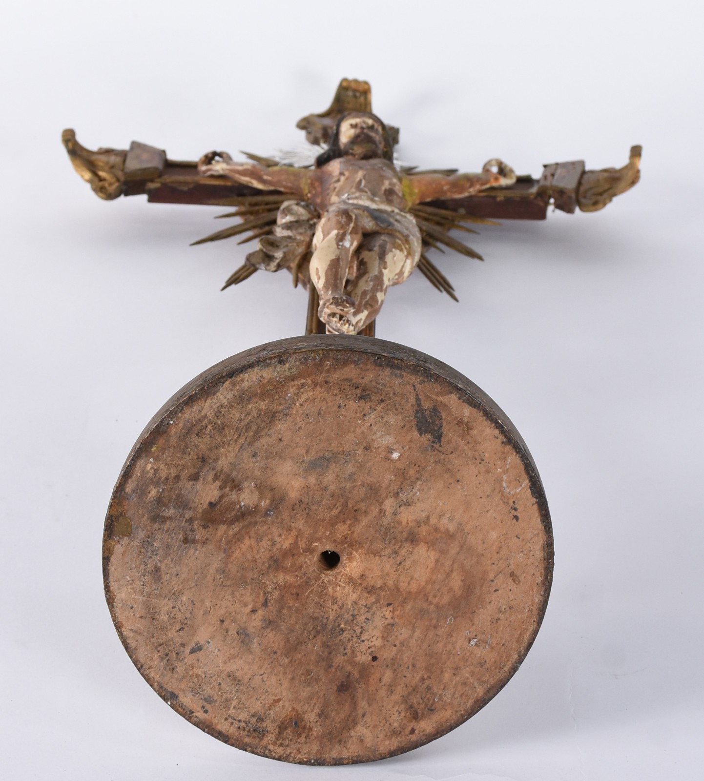 Antigo crucifixo de madeira com realces dourados e figura de Cristo... - foto 7 de 7