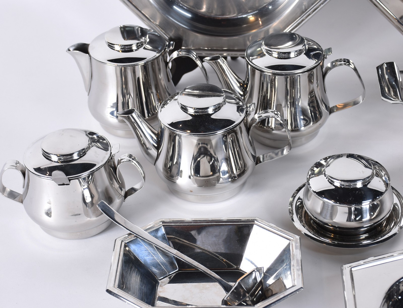 Diversas peças de inox, sendo: baixela Wolff de jantar composto de... - foto 2 de 4