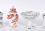 Quatro peças, sendo: 3 potiches de porcelana (u... - Quatro peças, sendo: 3 potiches de porcelana (um tcheco e 2 saler) e fruteira.