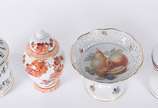 Quatro peças, sendo: 3 potiches de porcelana (u... - Quatro peças, sendo: 3 potiches de porcelana (um tcheco e 2 saler) e fruteira.