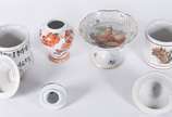 Quatro peças, sendo: 3 potiches de porcelana (u... - Quatro peças, sendo: 3 potiches de porcelana (um tcheco e 2 saler) e fruteira.