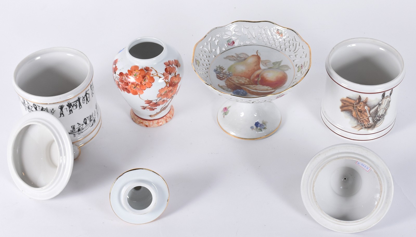 Quatro peças, sendo: 3 potiches de porcelana (um tcheco e 2 saler) e... - foto 3 de 7