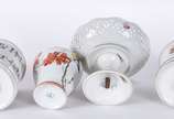 Quatro peças, sendo: 3 potiches de porcelana (u... - Quatro peças, sendo: 3 potiches de porcelana (um tcheco e 2 saler) e fruteira.