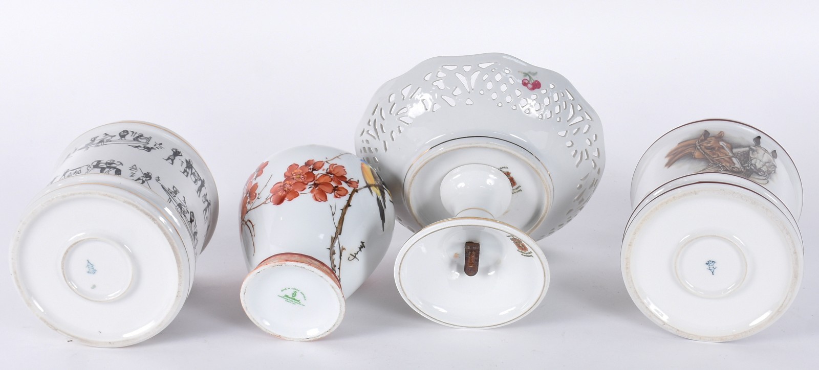 Quatro peças, sendo: 3 potiches de porcelana (um tcheco e 2 saler) e... - foto 4 de 7