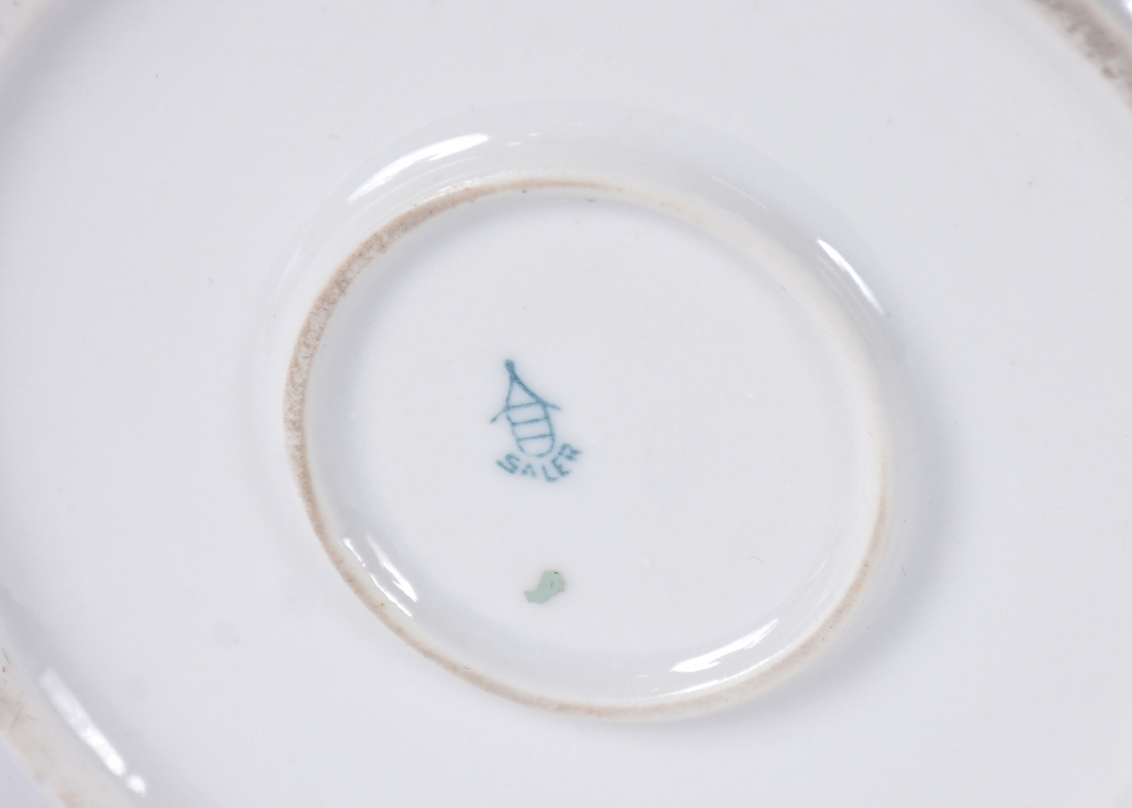 Quatro peças, sendo: 3 potiches de porcelana (um tcheco e 2 saler) e... - foto 5 de 7