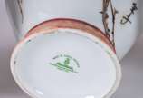 Quatro peças, sendo: 3 potiches de porcelana (u... - Quatro peças, sendo: 3 potiches de porcelana (um tcheco e 2 saler) e fruteira.
