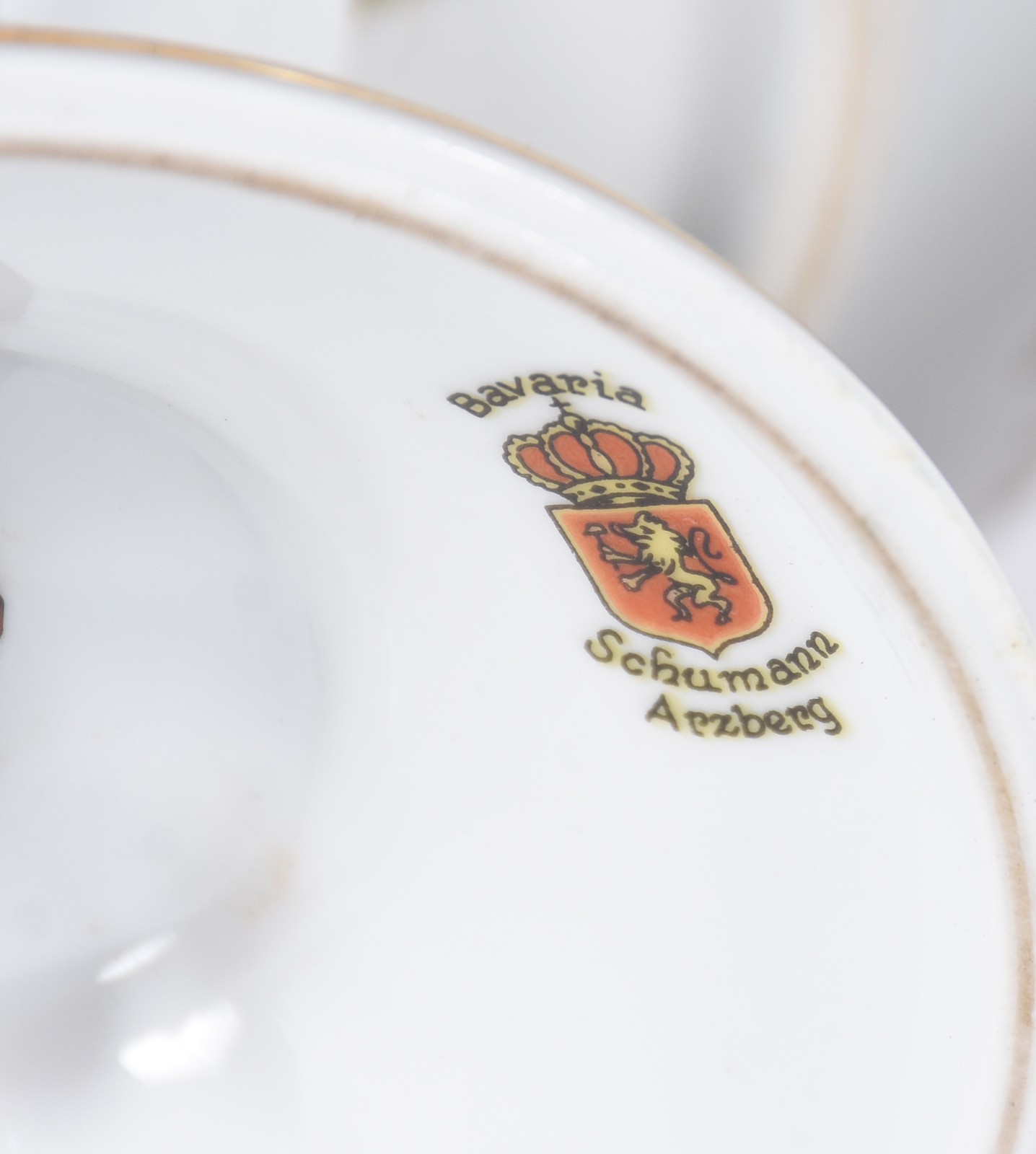 Quatro peças, sendo: 3 potiches de porcelana (um tcheco e 2 saler) e... - foto 7 de 7