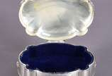 Caixinha de prata com interior forrado azul. Pe... - Caixinha de prata com interior forrado azul. Peso total: 220 g (Por motivos de segurança a peça não se encontra na loja)